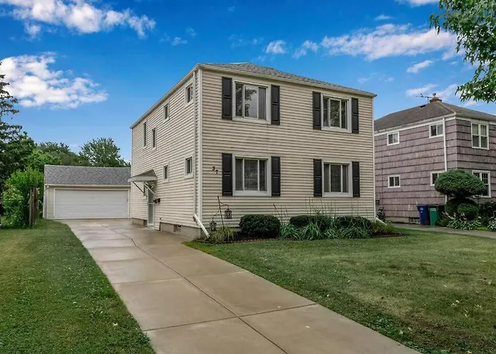 Gorgeous 2 Queen Bedroom Apt In North Buffalo With 70 Inch Tv