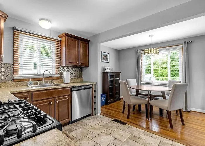 Gorgeous 2 Queen Bedroom Apt In North Buffalo With 70 Inch Tv