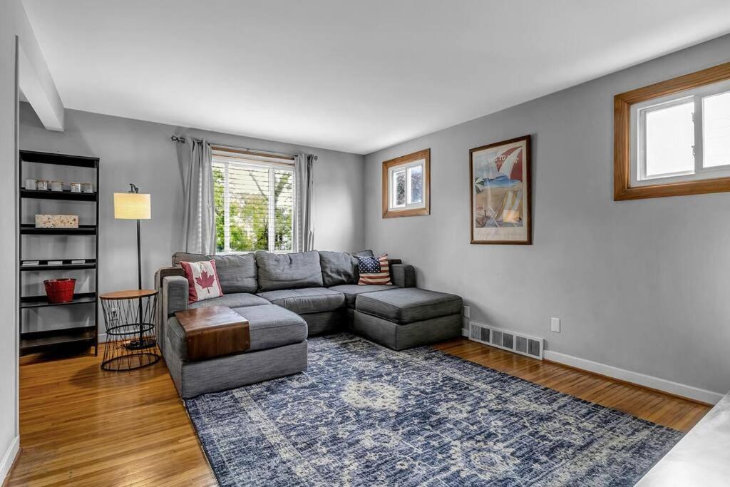 Gorgeous 2 Queen Bedroom In North With 70 Inch Tv